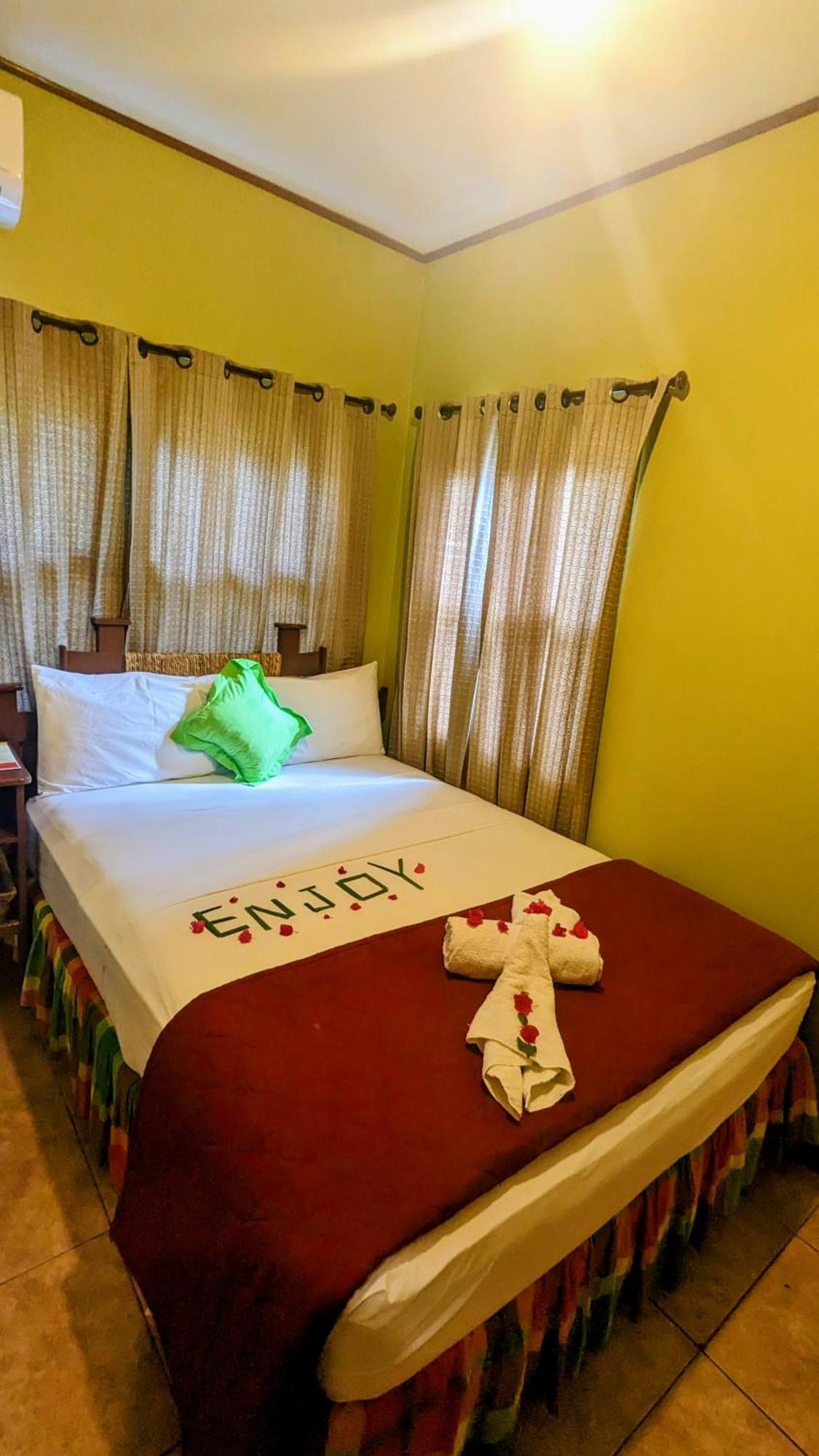 Sunset Lane Hotel Laborie Kamer foto